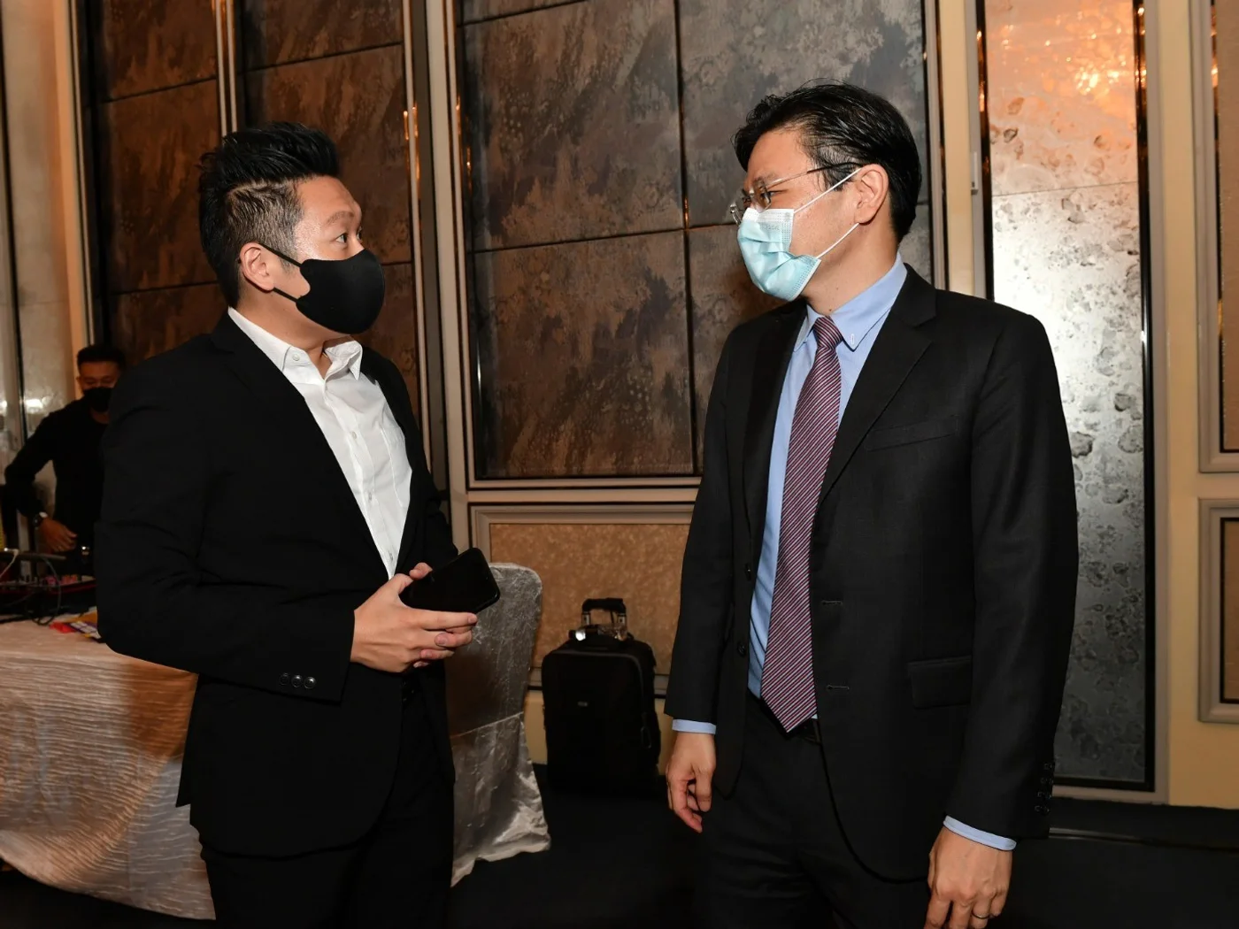 James Yang in conversation with Mr Lawrence Wong at the 8th Singapore Silent Heroes Awards, 2021